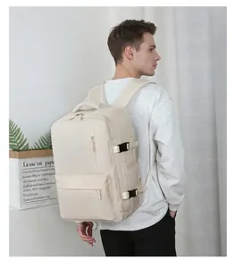 Seitenansicht des beigen Reiserucksacks aus wasserfestem Stoff mit Kompressionsschnallen