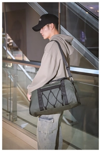 Detalle de bolsa de viaje verde oliva con tela impermeable y cordón elástico