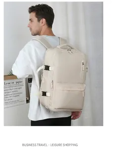 Männliches Model trägt großen beigen Reise-Rucksack aus wasserfestem Material