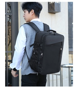 Détail d'un sac à dos de voyage en nylon étanche avec port USB et boucles latérales