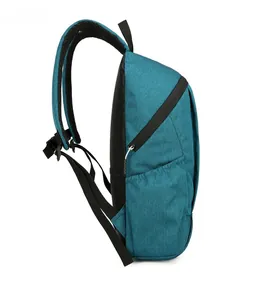 Vue latérale du sac à dos de sport léger avec bretelles en mesh et poche pour bouteille