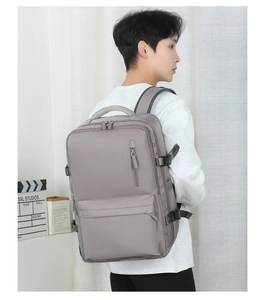 Vue latérale du sac à dos voyage gris-violet en tissu imperméable et boucles latérales