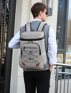 Vue détaillée du dos d'un sac à dos isotherme gris porté par un mannequin à l'extérieur