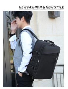 Vue latérale du sac à dos de voyage noir avec boucles et port de charge USB intégré
