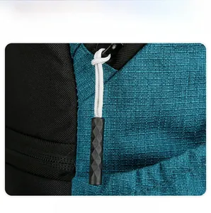 Détail d'un sac à dos d'extérieur bicolore montrant la fermeture avec cordons blancs