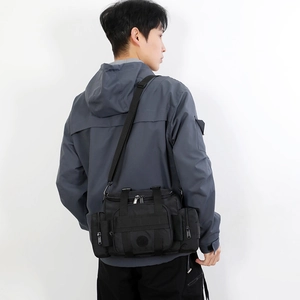 Sac bandoulière tactique imperméable avec plusieurs poches et sangle réglable en noir