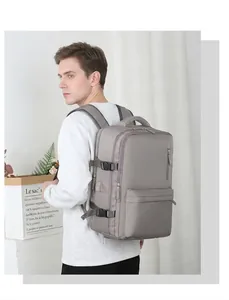Detailansicht eines grauen wasserdichten Reise-Rucksacks mit seitlichen Schnallen
