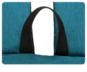 Détail de la poignée en nylon noir sur le dessus du sac à dos de sport turquoise