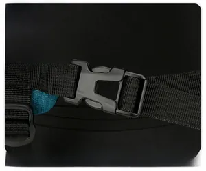 Détail de la boucle de poitrine et des sangles en nylon du sac à dos de plein air bleu cyan