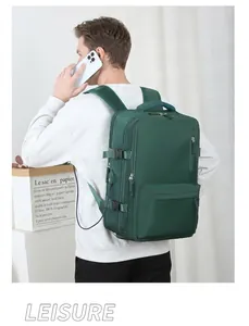 Dunkelgrüner Reise-Rucksack mit USB-Ladeanschluss und mehreren Taschen am Model
