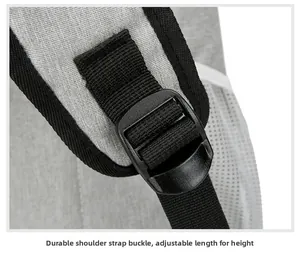 Gros plan sur la boucle en plastique noir réglable et la sangle en nylon du sac isotherme gris