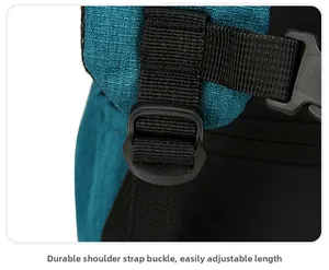 Détail de la bandoulière en nylon robuste et de la boucle de réglage sur le sac à dos bleu