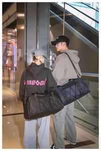 Detalle del bolso de viaje de nailon impermeable con correas ajustables y cordón elástico