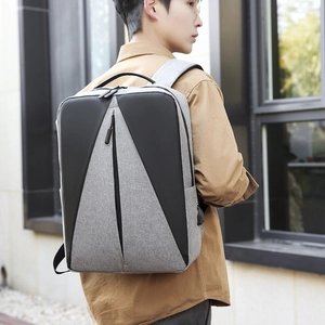 Sac à dos imperméable pour ordinateur portable avec port USB porté par un homme