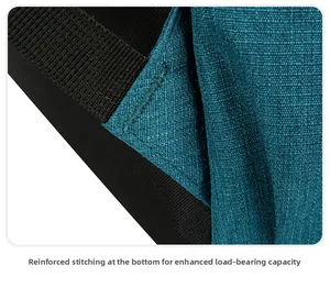 Détail des coutures renforcées sur un sac à dos outdoor bleu pour plus de durabilité