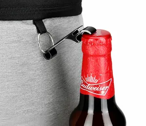 Détail d'un décapsuleur portable en métal noir avec anneau fixé sur un sac isotherme