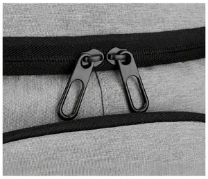 Gros plan des fermetures éclair doubles en métal sur un sac à dos isotherme gris de pique-nique