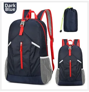 Zaino sportivo pieghevole impermeabile blu scuro con spallacci rossi e tasche in rete