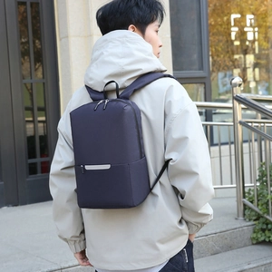 Zaino da uomo blu navy ultraleggero con striscia riflettente per il tragitto casa-lavoro