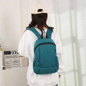 Sac à dos outdoor léger bleu paon pour sport et voyage vue de dos par le mannequin