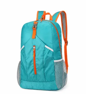 Dettaglio laterale dello zaino sportivo impermeabile in blu e arancione acceso