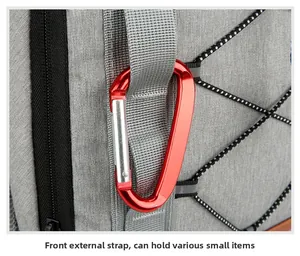 Détail d'un sac à dos de camping avec boucles en sangle grise et mousqueton rouge en D