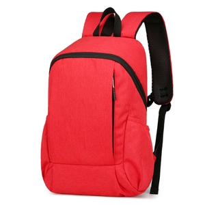 Sac à dos de sport rouge léger avec bretelles rembourrées sur fond blanc pur