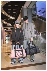 Detalle de bolsa de viaje con diseño de cordón elástico y tejido de nailon impermeable