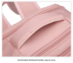 Détail de la poignée épaisse renforcée avec filet respirant sur un sac à dos rose
