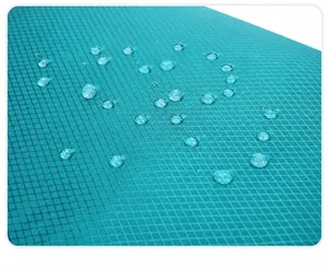 Primo piano del tessuto ripstop turchese impermeabile con gocce d'acqua sulla superficie