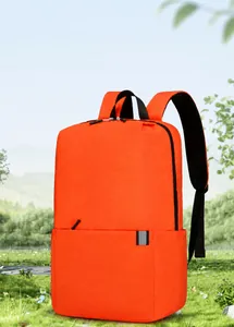 Details des leuchtend orangefarbenen Outdoor-Rucksacks mit reflektierendem silbernem Etikett