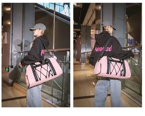 Bolso de viaje rosa grande para fitness y deporte mostrado en fotos de estilo