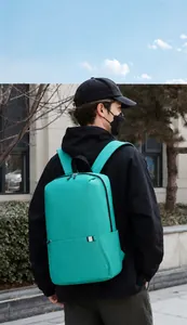 Minzgrüner wasserdichter Rucksack aus leichtem Nylon mit Fokus auf Textur und Träger