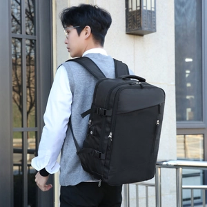 Sac à dos voyage noir grande capacité avec port USB vu sous un angle de 45 degrés