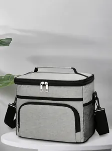 Détail d'un sac isotherme gris avec poches latérales en filet et double fermeture