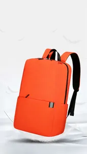 Detail eines leichten orangefarbenen Nylon-Rucksacks mit wasserabweisendem Material