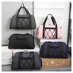 Detalle de bolsas de viaje grandes en varios colores con diseño de cordón elástico