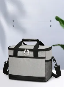 Détail du sac isotherme gris en tissu Oxford avec poche en filet et bandoulière noire