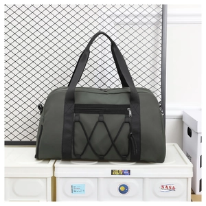 Detalle de la bolsa de viaje verde oscuro con tela impermeable y cordón elástico lateral
