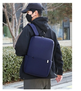 Nahaufnahme eines marineblauen wasserdichten Nylonrucksacks an einem Modell im Freien