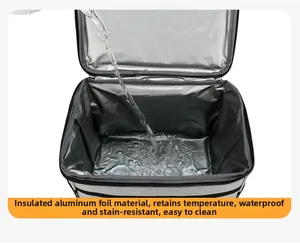 Vue macro de la doublure étanche en aluminium montrant l'intérieur du sac isotherme