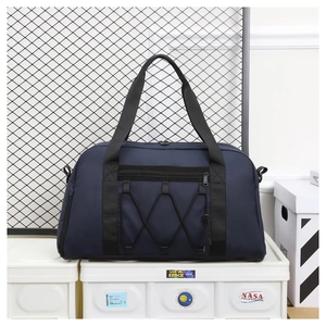 Detalle de bolsa de deporte azul con bolsillo frontal de cremallera y cordones elásticos