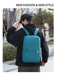 Outdoor-Aufnahme zeigt die Passform und Größe des blaugrünen Rucksacks auf Reisen
