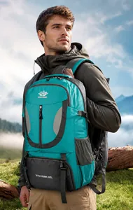 Detailoverzicht van een turquoise 60L wandelrugzak met ergonomische gewatteerde riemen