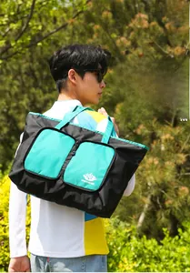 Détail du sac fourre-tout extérieur pliable avec deux poches et poignées bleu sarcelle
