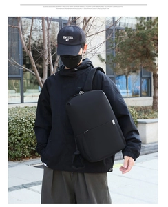 Details eines wasserdichten schwarzen minimalistischen Rucksacks mit verstecktem Reißverschluss
