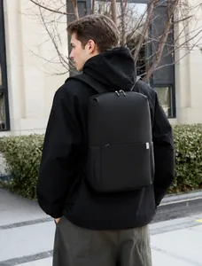 Minimalistischer schwarzer wasserdichter Rucksack am Model für Freizeit und Pendeln im Freien