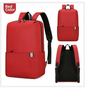 Detailansicht des roten minimalistischen Rucksacks mit wasserfestem Stoff und Trägern