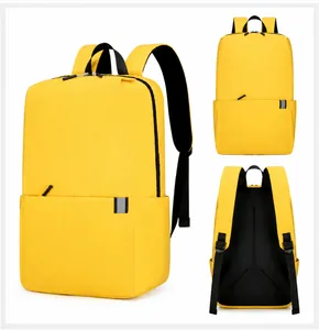 Detailansicht gelber minimalistischer Rucksack mit großem Hauptfach und Kontrastreißverschluss