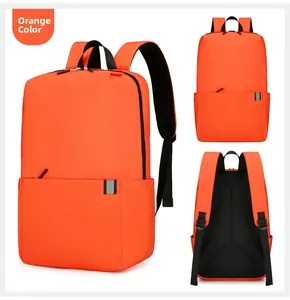 Details des orangefarbenen Rucksacks mit vorderen Fächern und atmungsaktivem Rückenteil